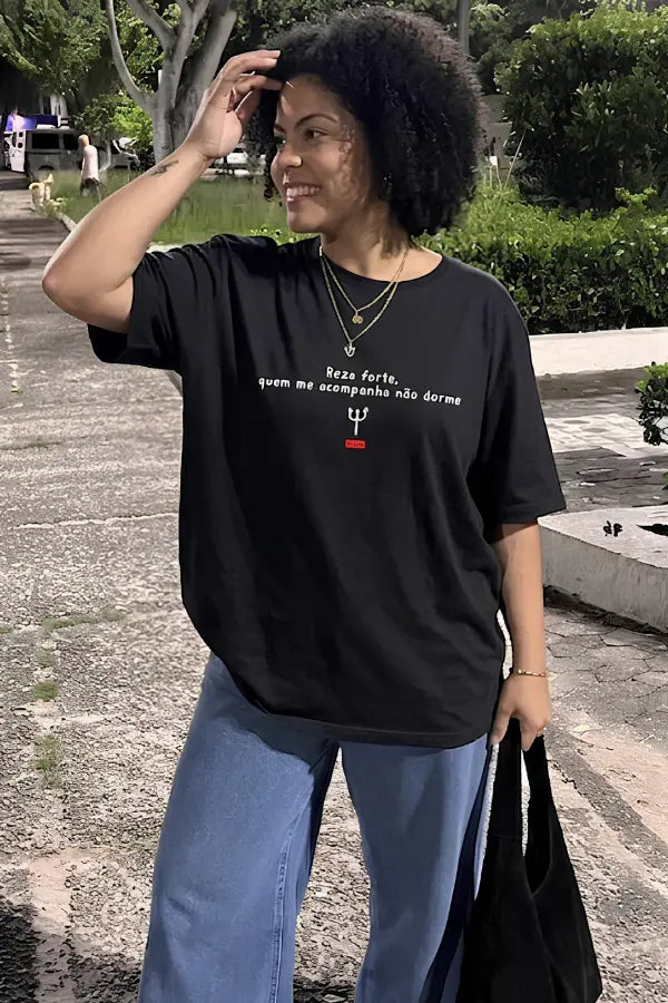 A Força de Quem Caminha: O Mantra de Proteção Que Virou Camiseta