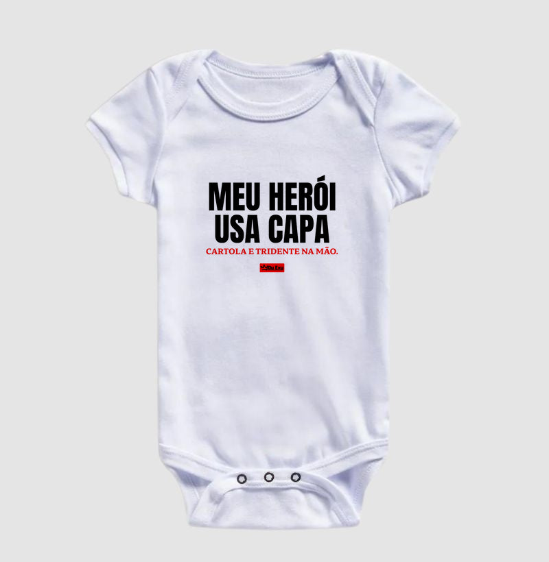 MEU HEROI USA CAPA, CARTOLA E TRIDENTE NA MAO