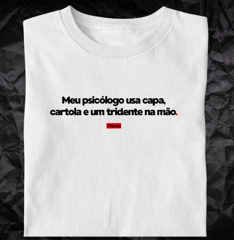 MEU PSICOLOGO USA CAPA, CARTOLA E UM TRIDENTE NA MAO