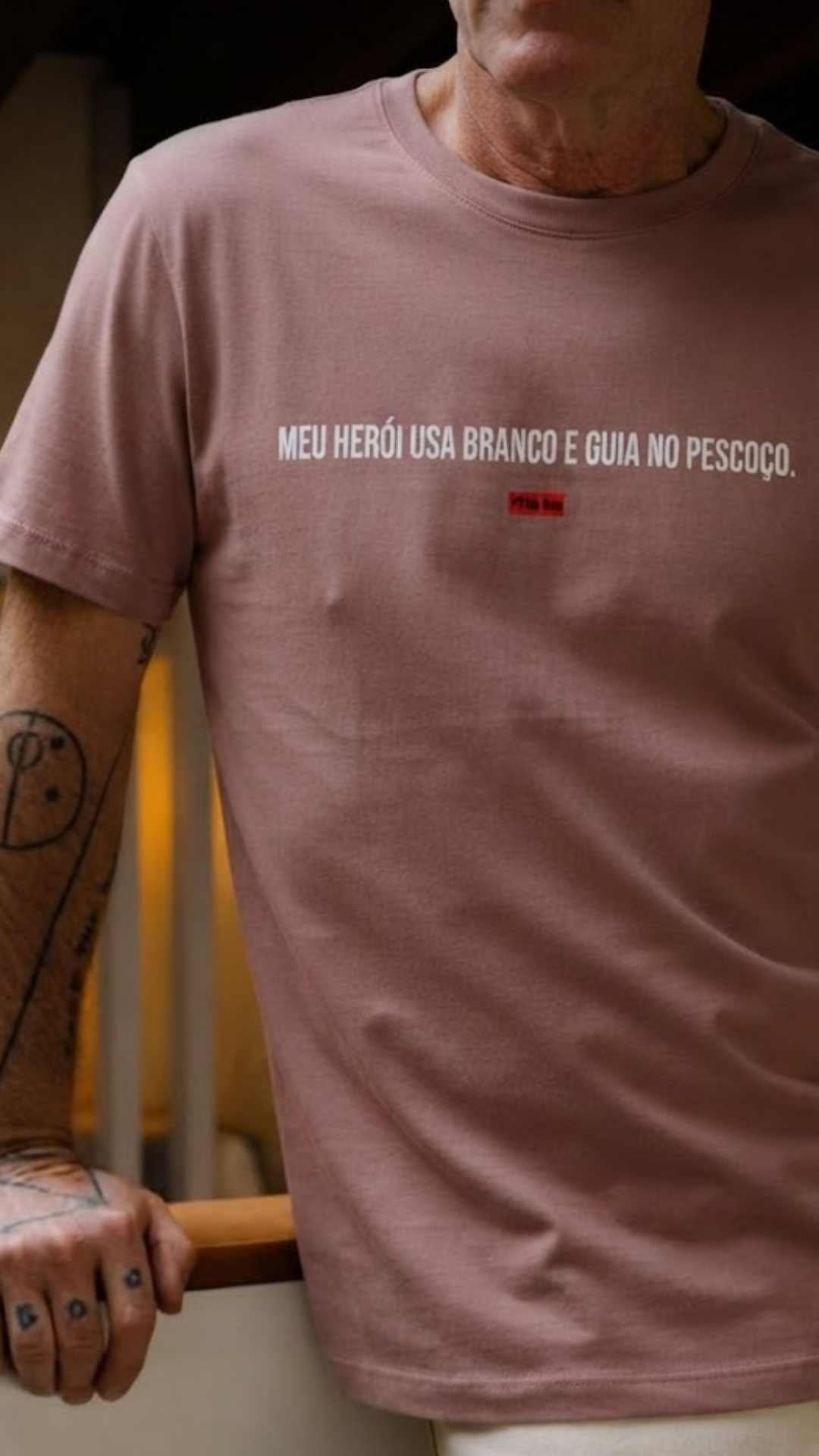 MEU HEROI USA BRANCO E GUIA NO PESCOÇO