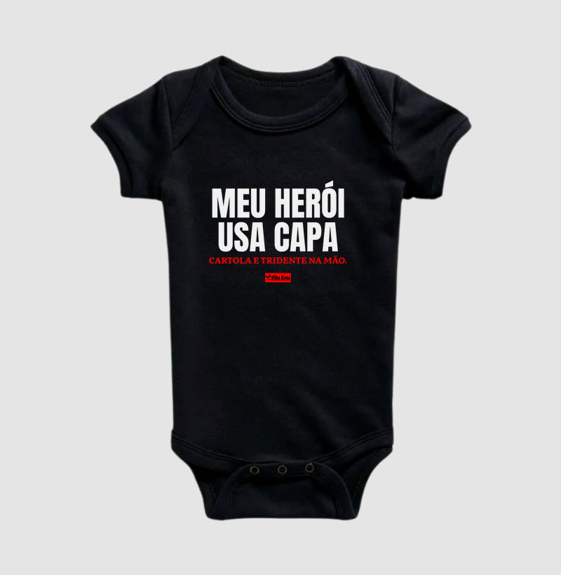 MEU HEROI USA CAPA, CARTOLA E TRIDENTE NA MAO